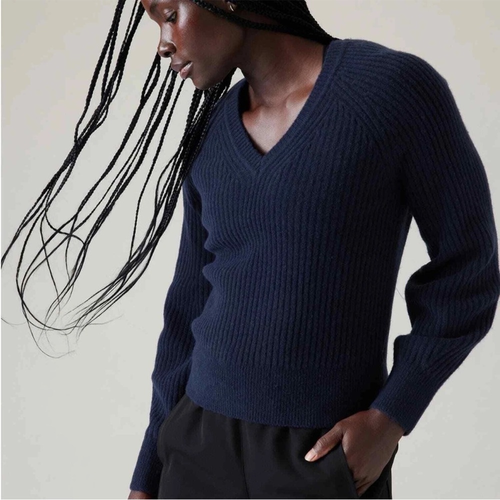 ATHLETA MERINO LAYOVER V-NECK SWEATER - NAVY BLUE